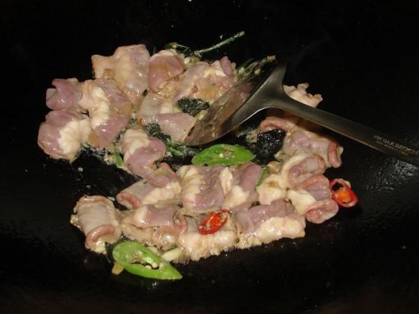 紫苏爆炒猪粉肠：下里巴人的食材逆袭成功，色香味俱全难以忘怀！