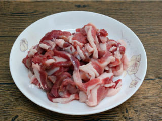 香辣薄荷炒羊肉,切成薄片或条状，切法随意